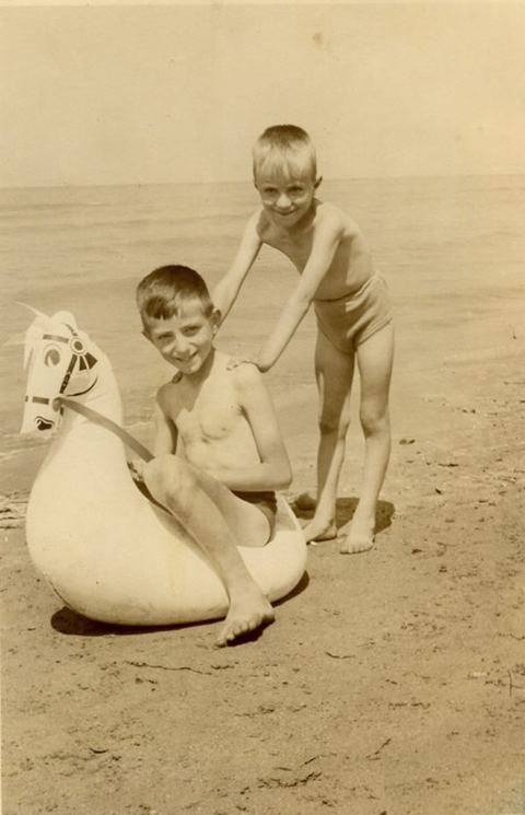 Al mare in colonia a Calambrone con mio fratello