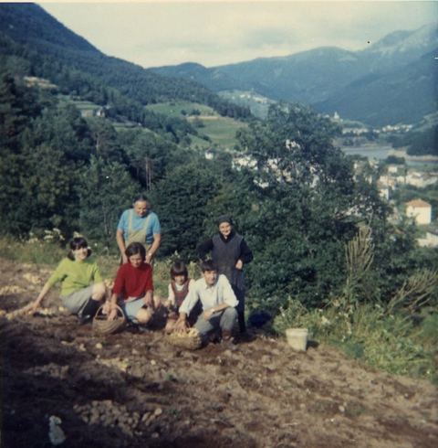 Nel campo a cavar patate 1969