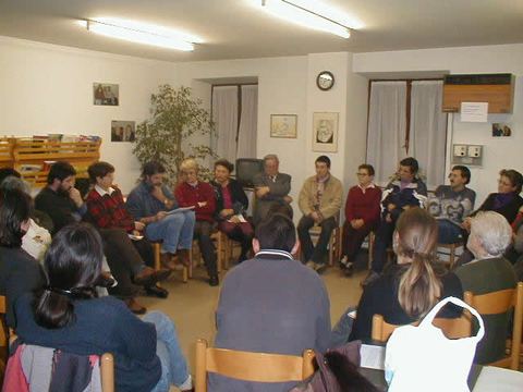 Una riunione al Punto d'Incontro